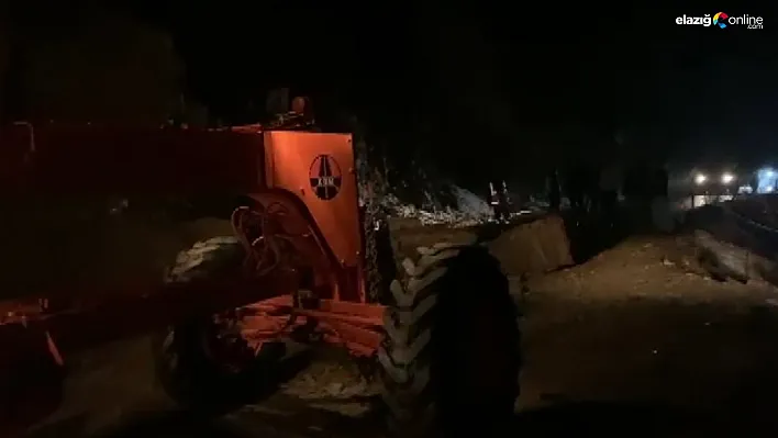Tunceli'de dağdan kopan devasa kayalar, yolu trafiğe kapattı