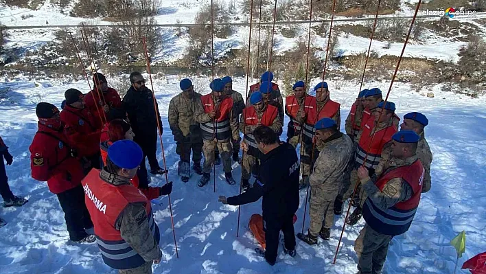 Tunceli'de jandarmaya çığda arama kurtarma eğitimi verildi