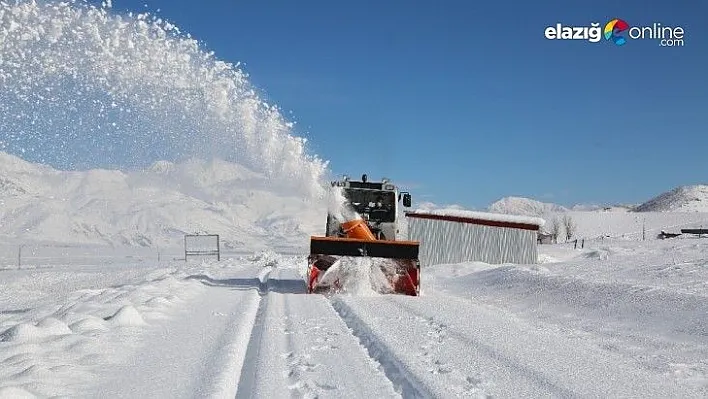 Tunceli'de karla kaplanan köy yolları için ekipler görevde