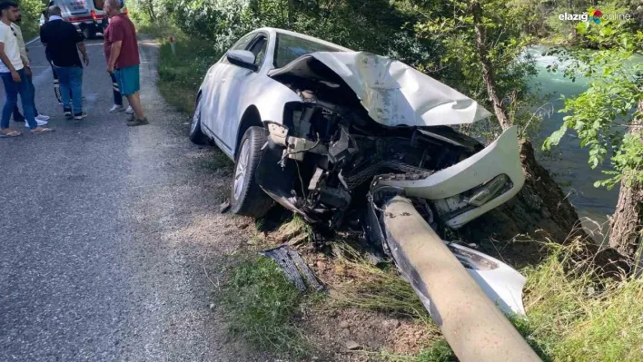 Tunceli'de kontrolden çıkan araç elektrik direğine çarptı: 4 yaralı