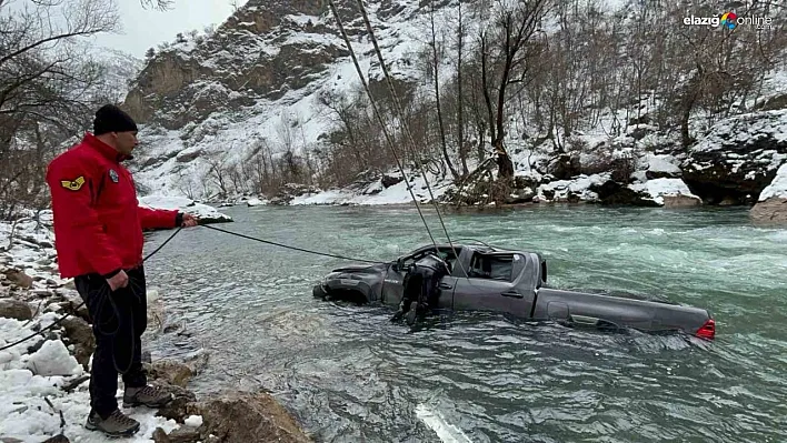 Tunceli'de otomobil çaya düştü: 1 yaralı