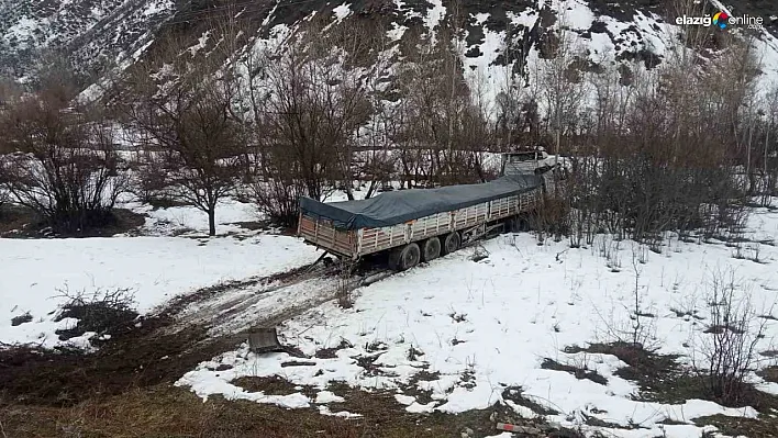 Tunceli'de şeker yüklü tır şarampole yuvarlandı