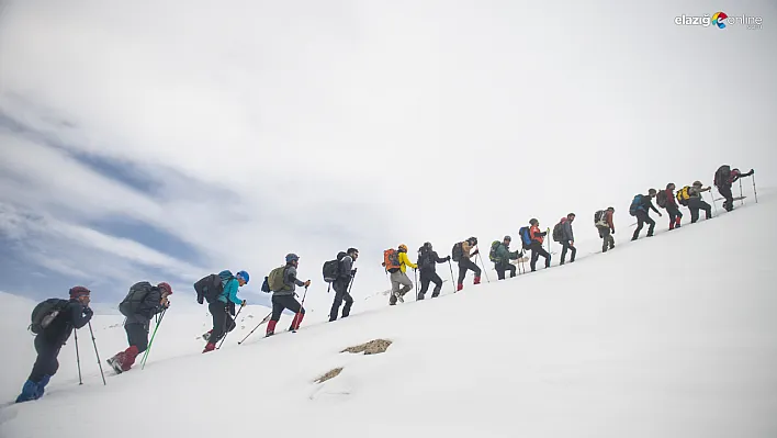 Tunceli'nin 3 bin rakımlı zirveleri, çevre illerden dağcıları ağırlamaya başladı