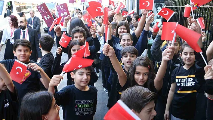 Türk bayrağını kapan sokağa çıktı, minik öğrenciler cumhuriyeti kutladı