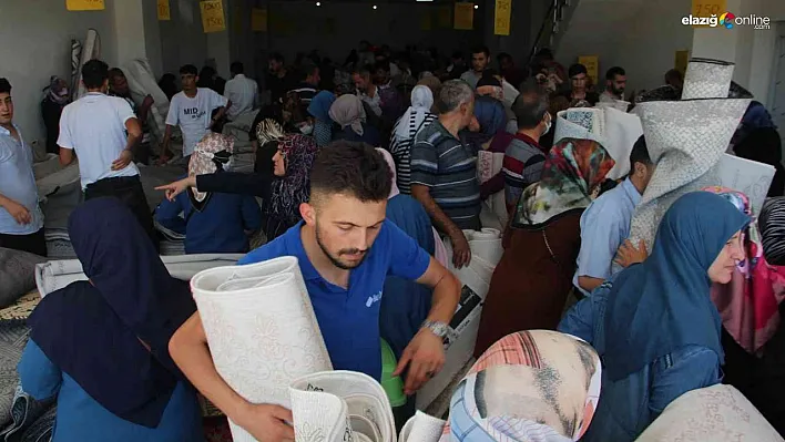 Satışa sunulan ucuz halılar, kapanın elinde kaldı! İş yeri önünde araç ve insan kuyrukları oluştu