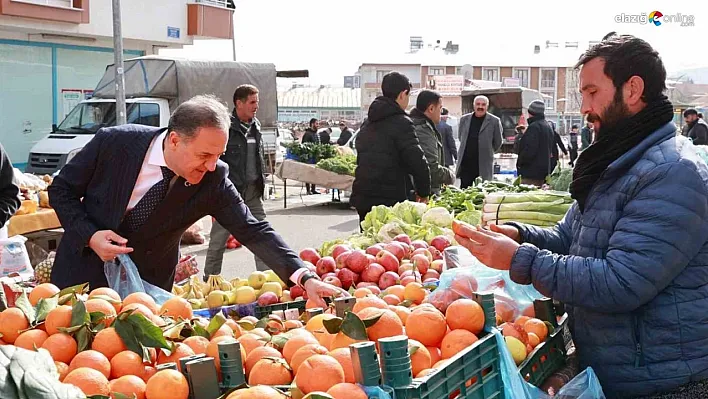 Vali Usta pazara indi, esnaf ve vatandaşla sohbet edip alışveriş yaptı