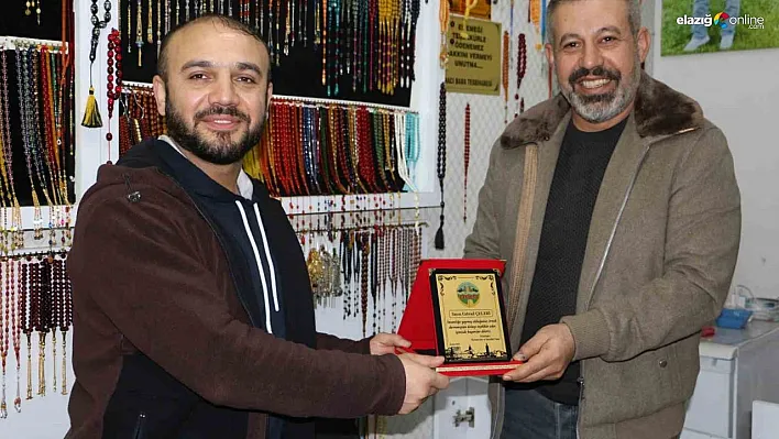 Yaptığı örnek davranışla gündeme gelen tespihciye DİKO'dan plaket