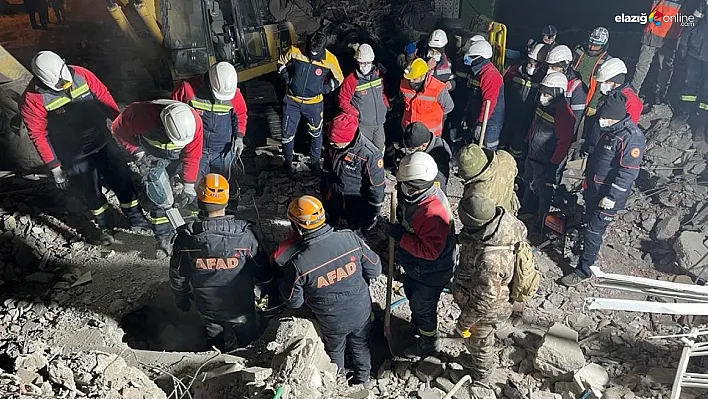 Yıkıntıların arasından 9 vatandaşı sağ kurtaran AFAD ekipleri o anları anlattı