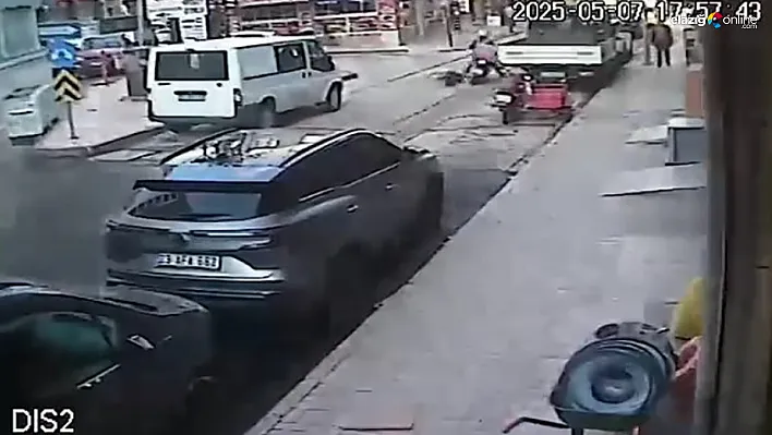 Elazığ'da Trafik Kazası Anı Kamerada: Yaşlı Adam Motosikletin Altında Kaldı!