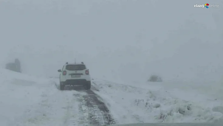 Elazığ'da kar yağışında mahsur kalan araç kurtarıldı!