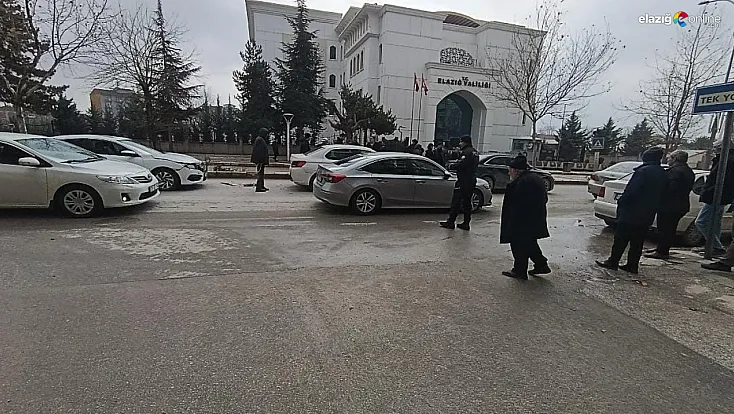Elazığ'da zincirleme kaza: Valilik önünde 3 araç birbirine girdi