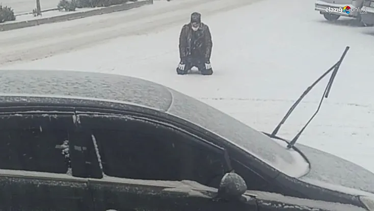 Elazığ’da kar bereketi şükre dönüştü: Cadde ortasında secdeye kapandı!