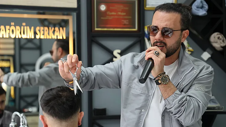 28 yıllık berber ezber bozdu: Bu dükkânda sadece saç değil stres de kesiliyor