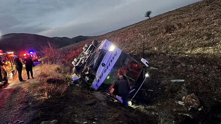 Elazığ Firmasına Ait Otobüs Afyonkarahisar’da Devrildi: 2 Ölü, 21 Yaralı!
