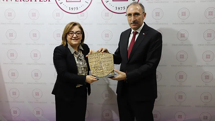 Fatma Şahin'den Rektör Göktaş'a ayakta alkış: 'Elinizden öpüyorum, vallahi billahi iyi adamsınız'