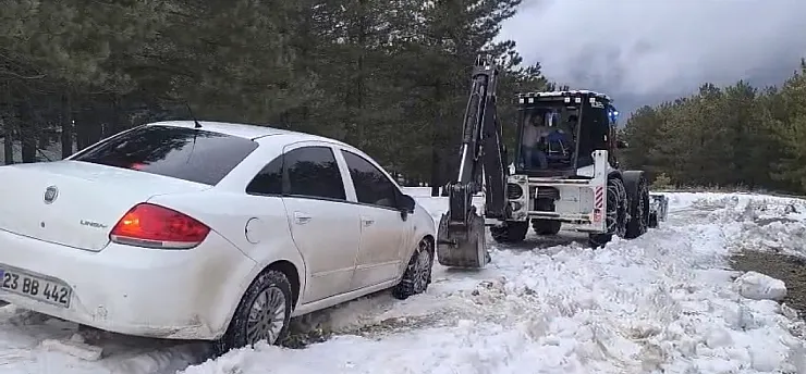 Karda mahsur kalan otomobili Elazığ İl Özel İdaresi kurtardı