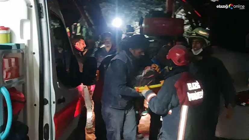 Enkazın altında bir kardeş eli!