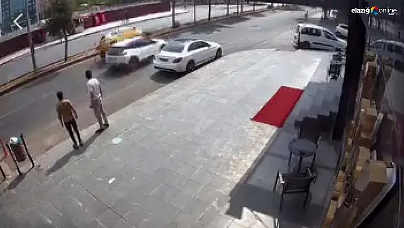 Dikkatsiz sürücü, taksinin yan yatmasın atmasına neden oldu