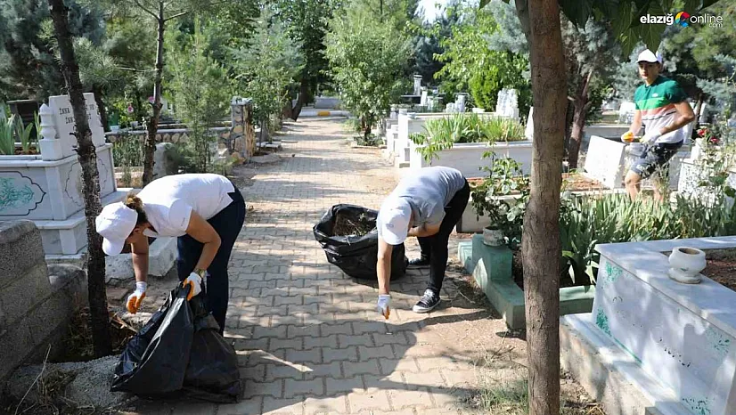 Diyarbakır'da mezarlıklarda bayram sonrası temizlik yapıldı