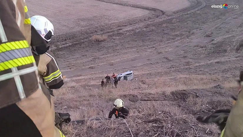 Diyarbakır'da otomobil şarampole yuvarlandı: Yaralı sürücüyü itfaiye kurtardı