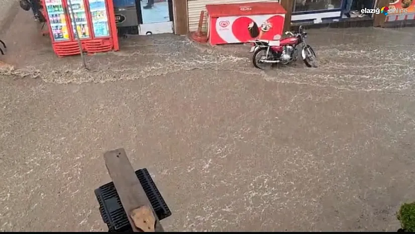 Diyarbakır'da sağanak caddeleri göle çevirdi