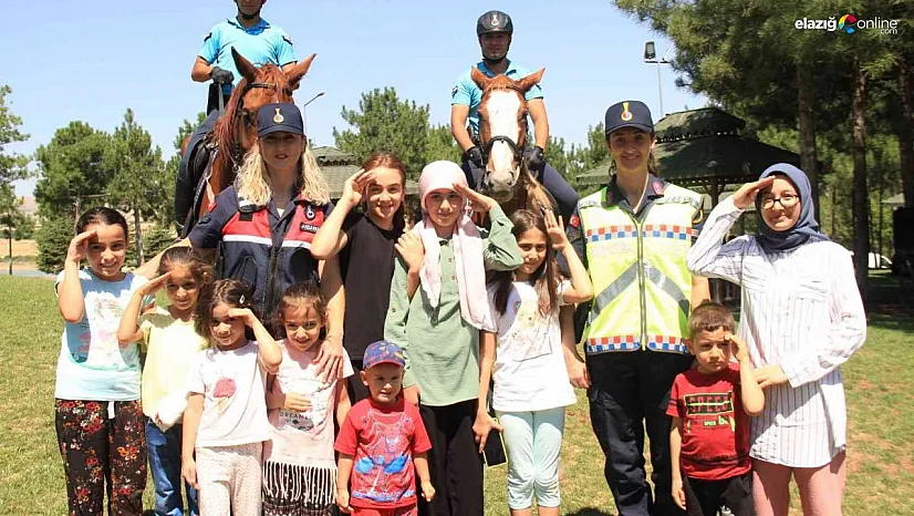 Mesire alanlarında görev alan Atlı Jandarma Timi çocukların ilgi odağı oldu