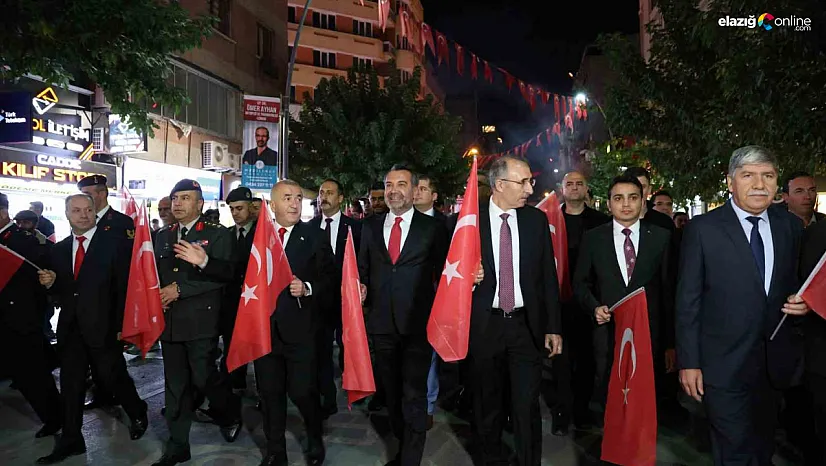 Elazığ'da Cumhuriyet Yürüyüşü: Binlerce Vatandaş Fener Alayında Buluştu