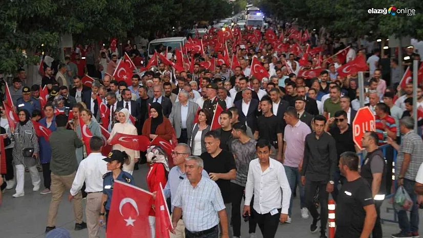 Elazığlılar demokrasi nöbetinde buluştu