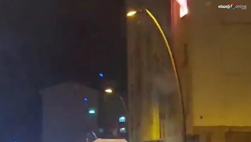 Elazığ'da ağır hasarlı binadaki yangın paniğe yol açtı