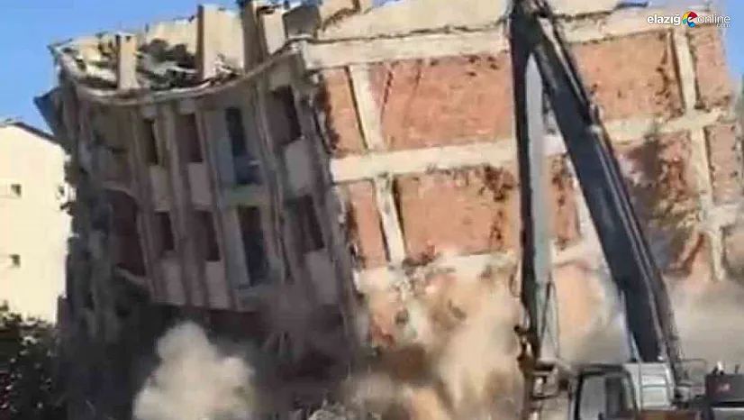 Elazığ'da Riskli Yapılar Tek Tek Yıkılıyor: Binanın Çökme Anı Yürekleri Ağza Getirdi!