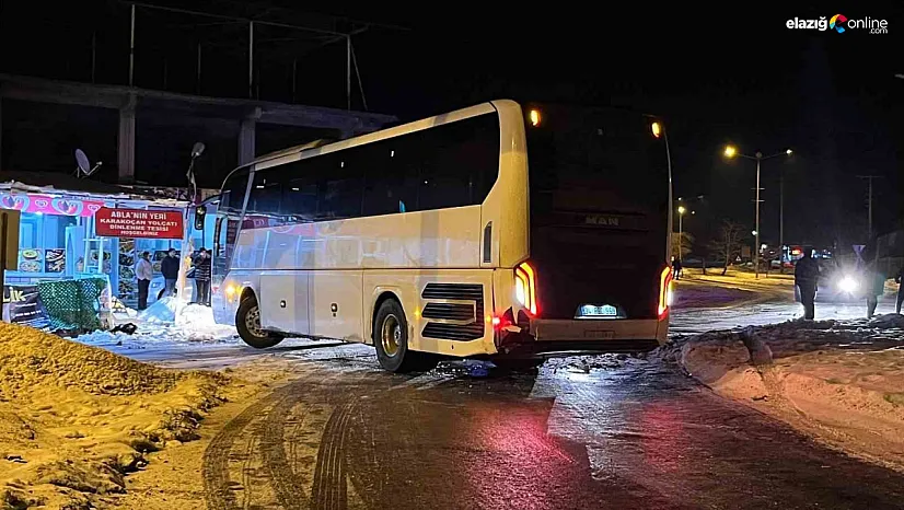 Buz pistine dönen yolda dehşet: Yolcu otobüsü duvara çarpıp yan yattı
