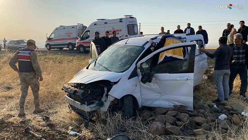 Elazığ-Bingöl Karayolu'nda Kaza: Hafif Ticari Araç Tarlaya Uçtu, 3 Yaralı!