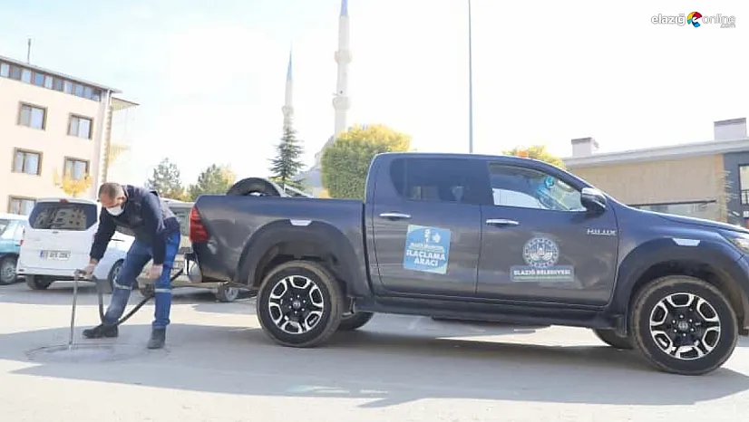 Elazığ Belediyesi Halk Sağlığı için Sahada: Kanalizasyonlarda Yoğun İlaçlama