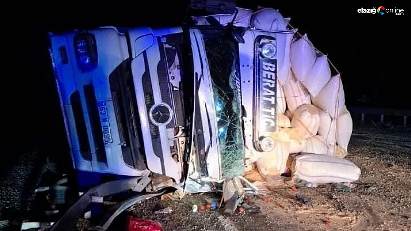 Elazığ'da Trafik Kazası! Saman Yüklü Kamyon Yoldan Çıkarak Devrildi