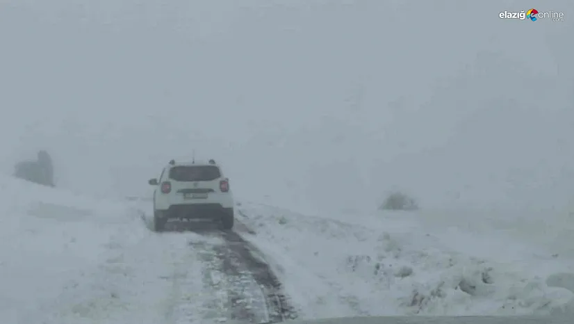 Elazığ'da kar yağışında mahsur kalan araç kurtarıldı!