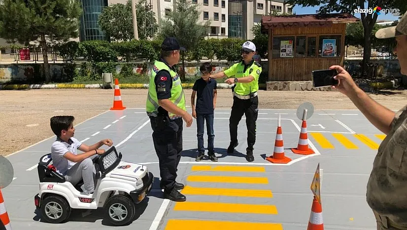 Trafik ekiplerinden öğrencilere uygulamalı eğitim
