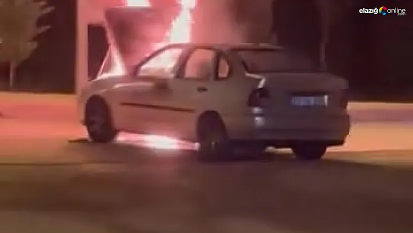 Elazığ'da Hareket Halindeki Otomobil Cayır Cayır Yandı!