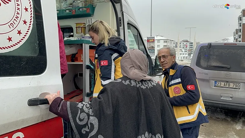 Binayı ağır kokular sardı, site sakinleri sokağa döküldü: Elazığ'da gaz paniği!