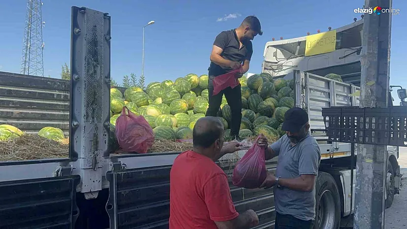 Elazığ'da Esnaftan Anlamlı Destek! Halk Gününde 30 Ton Ücretsiz Karpuz İkramı!