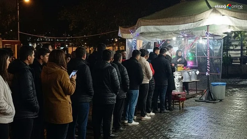 Glikoz şurubu kullanmadan halka tatlısı yapıyor, kuyruk caddelere taşıyor