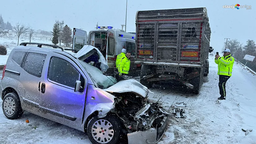 Hafif ticari araç tıra ok gibi saplandı, 2 ölü!