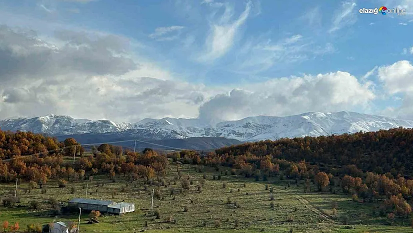 Karla kaplı dağlar sonbaharın renkleriyle buluştu