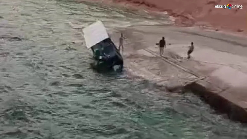 Kıyıdaki tekne rüzgarın etkisiyle suya gömüldü