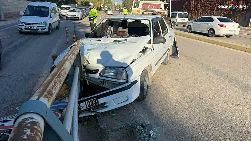 Elazığ'da Trafik Kazası: Atatürk Bulvarı'nda Otomobil Bariyerlere Saplandı!