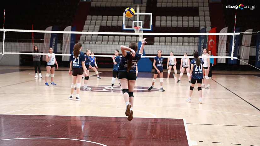 Parkede şampiyonluk coşkusu! Elazığ Voleybol Akademisi kupaya uzandı