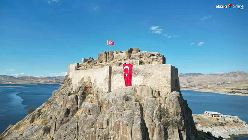 Tarihi kalenin surlarına 50 metrekarelik dev Türk bayrağı asıldı