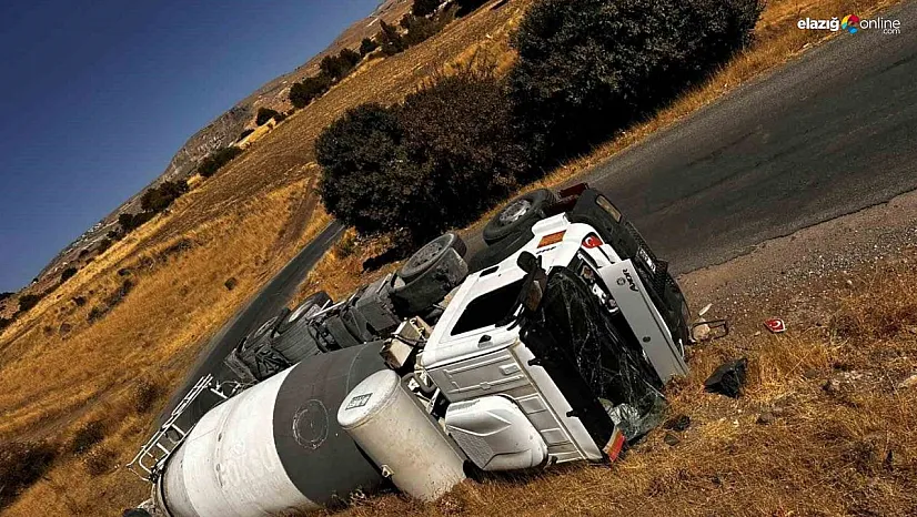 Tunceli'de beton mikseri ve tır devrildi