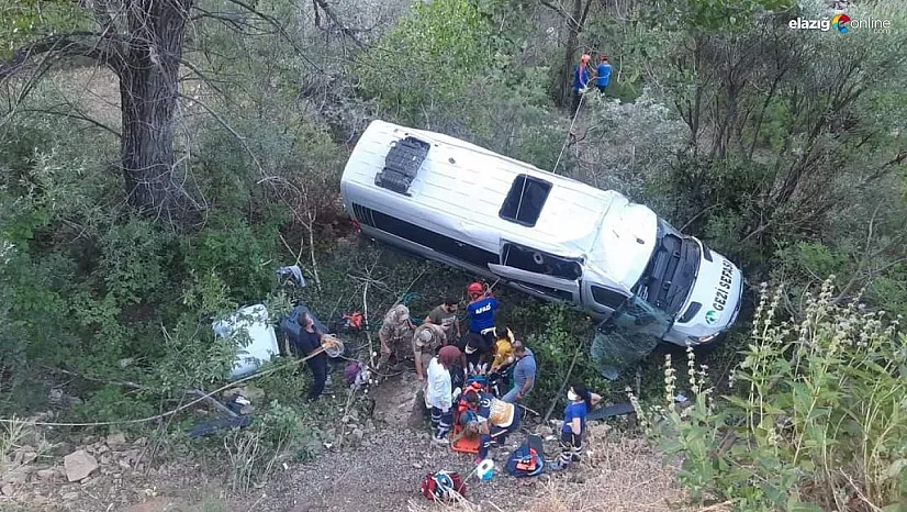 Tunceli'de tur minibüsü uçuruma yuvarlandı: 18 yaralı