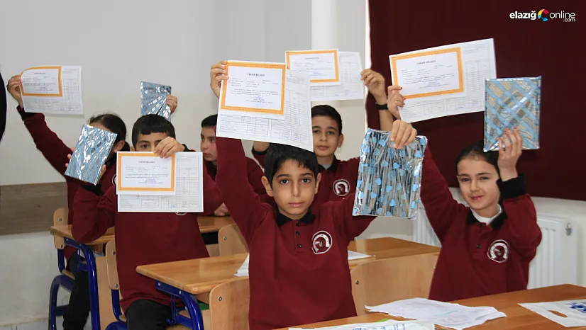 Elazığ'da da öğrenciler karne sevinci yaşadı!