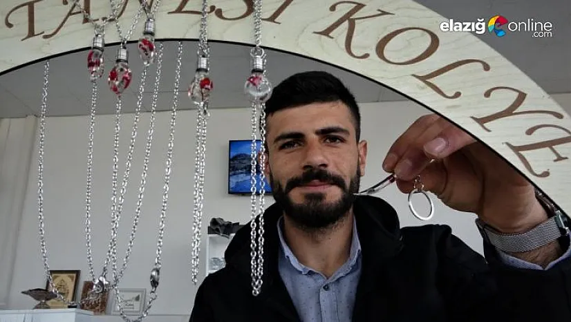 Ersin usta ekmeğini pirinç tanelerinden kazanıyor
